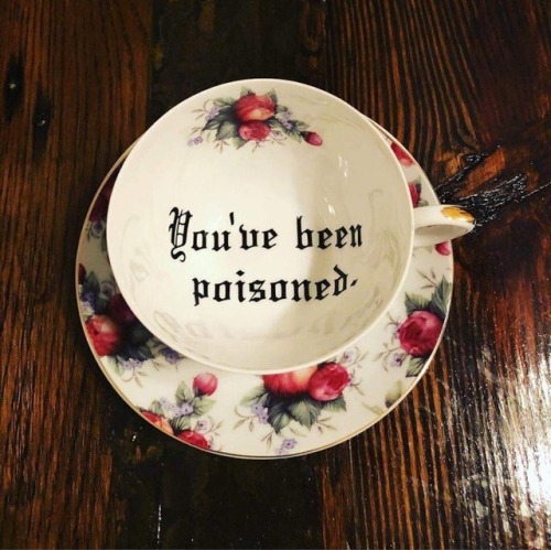 jonphaedrus:missboomissquick:I want.[caption: two photos of a china teacup and saucer, both of them 