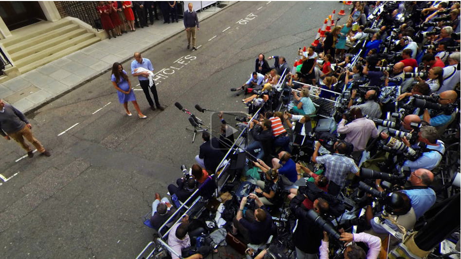 A 360-degree view of the scene when William and Kate showed off the royal baby outside the hospital (via Lewis Whyld)