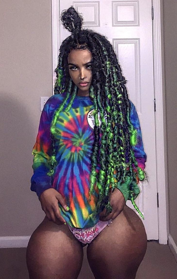 titties-n-cocks-universe:  cruel2u2:   This chick’s ass gets me hard 😈
