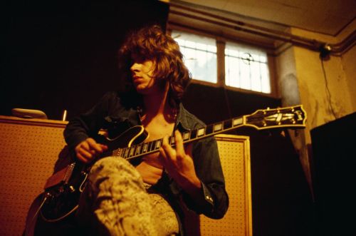 dominique tarle’s photos of the rolling stones in villa nellcote, probably in 1971