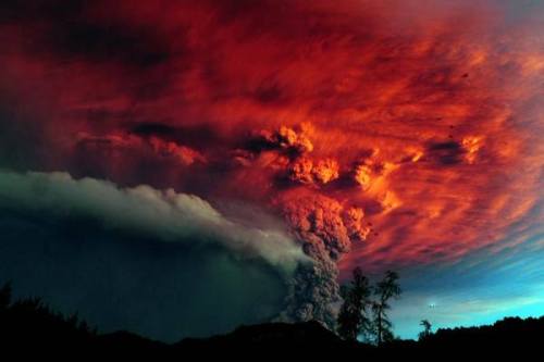 earthstory:Sunset glow on volcanic plume.Taken during the eruption of Cordon Caulle in Chile a coupl