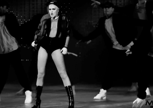 queenjessiej:  Jessie performs during ’Art On Ice’ in Zurich, Switzerland - 04/02/16