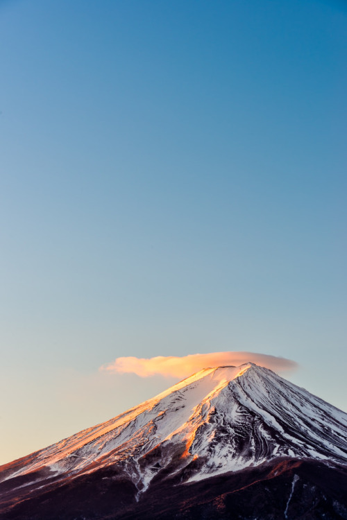 jamas-rendirse:I need a hat too - Mt Fuji por noExcuseG.