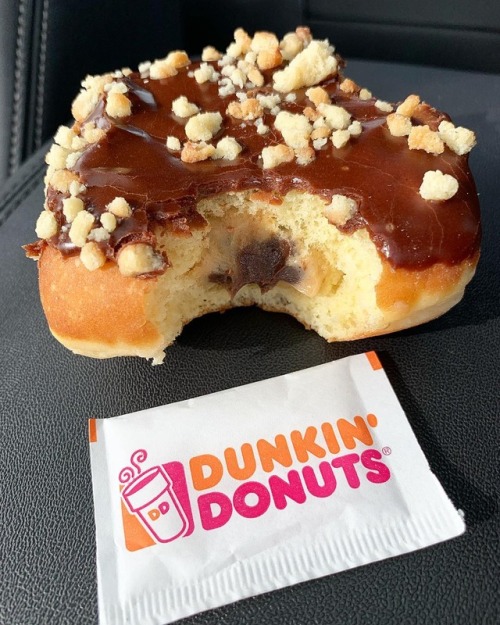 everybody-loves-to-eat:  cookie dough and brownie batter donut(source)