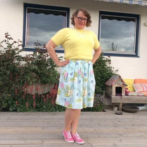 mssecretary:  Today’s outfit - my brand new self knitted Jackie O-tee 💛