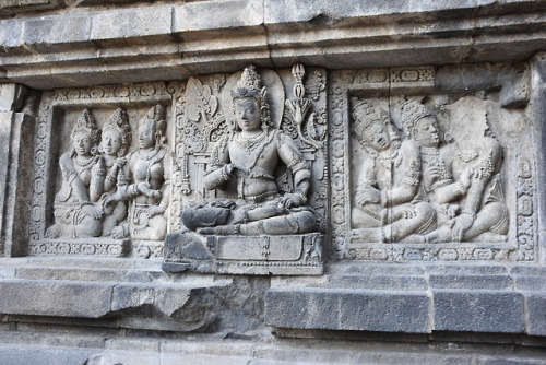 kailasanath:Devarāja Indra as LokapālaRelief on panelin the outer parikrama of the central temple de