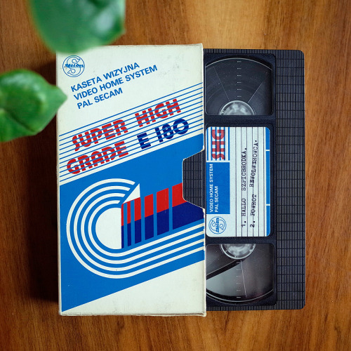 Tak wygląda świetnie zachowana kaseta wizyjna VHS wyprodukowana przez Zakłady Włókien Chemicznych “S