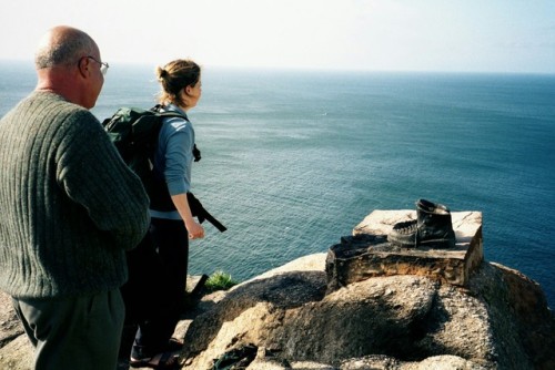 Peregrinos al frente del Atlantico, Fisterra, Galicia, 2001.For many pilgrims to Santiago de Compost