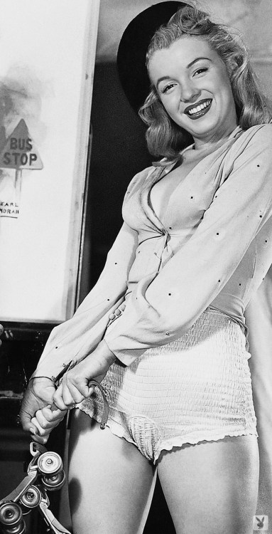 gatabella:Marilyn Monroe posing for Earl Moran