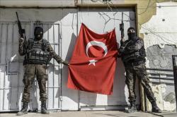 turkish-armed-forces:  Uğruna ölmekse eğer seni yaşamak, Bin defa ölürüm de adına leke sürdürmem! Gururdur, namustur bayrak ve sancak!Aksa da kanım korkmam, haini güldürmem!   