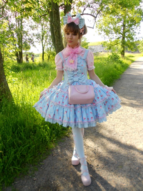 cchuboi:  I went and conquered Viapor.But for real, we had small gathering with frilly lolitas on Suomenlinna, including sweets and fruits and of course, good company ♥