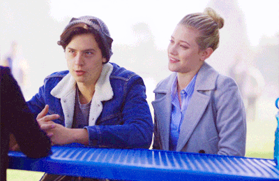 Lili Reinhart & Cole Sprouse 97013f3a1dc8c27ae1bd1e4ba11eaa3ef2cf1de3