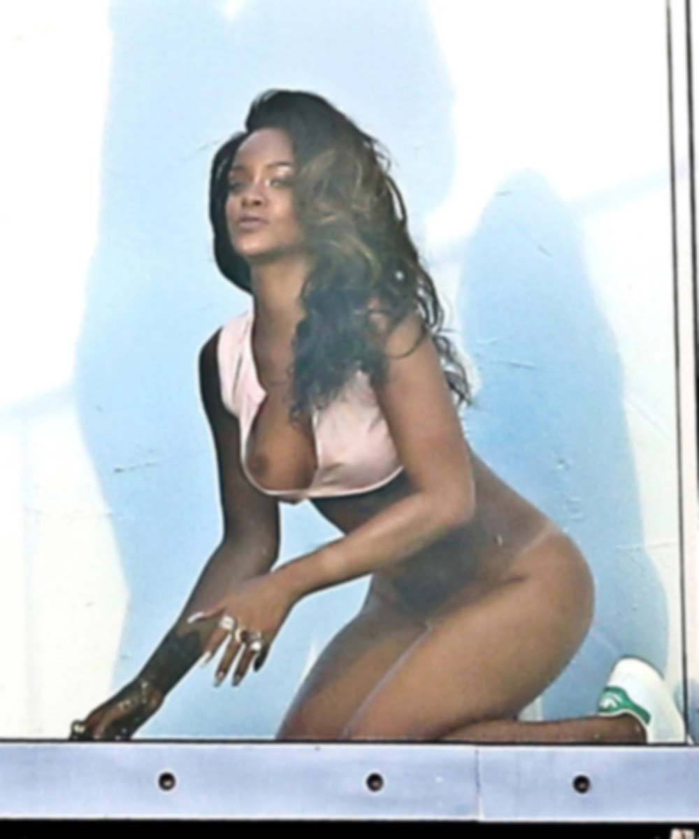 Rihanna pussy shot