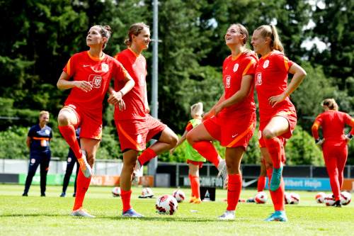 nedwnt: Merel van Dongen, Vivianne Miedema, Aniek Nouwen & Jill Bayings during training at the K