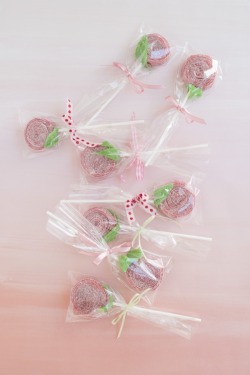 foodiebliss:  Flower Candy Lollipop Favor DIYSource: Oh, Happy Day  Photography: Tim Gibson  Where food lovers unite.   Fun