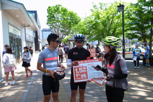 4.29 satRCCライド伊豆with思いやり1.5m運動。車と自転車の安全な車間距離を駅や幹線道路を走りながらPR。