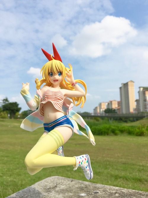 Chitoge doing a jump shot