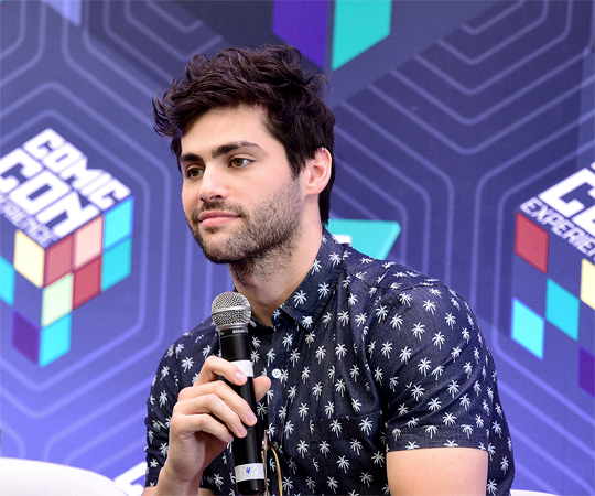 dylanobrien:Matthew Daddario during Shadowhunters Season 2 panel at Comic Con Experience