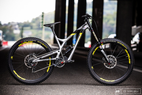 womenscycling: Myriam Nicole’s Commencal Supreme DH V4.2 – Bike Check - PinkbikeClick through for lo