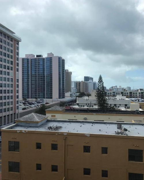 Room #626 with a roof view… #ahotelroomwithaview #aroomwithaview #onassignment #andrewhetheringtonphotography #goldteethandco