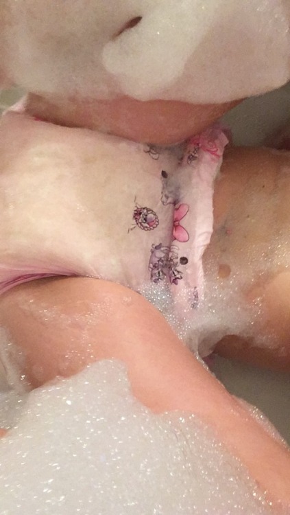 bby-lttl-spc: So I decided to take a bath with my diapee on and it was sooooo nice but my diapee swe