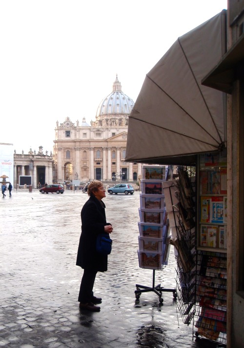 J, chiosco che vende i tesori turistici, Piazza San Pietro, Città del Vaticano, 2010.