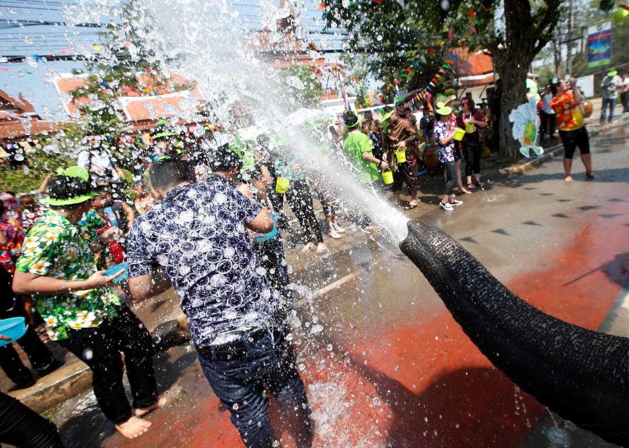 AÑO NUEVO TAILANDÉS. Elefantes y humanos se lanzan agua durante las celebraciones del Festival Songkran en Ayutthaya, Tailandia. Este Festival conmemora el Año Nuevo tailandés y dura tres días. (EFE / AFP)
MIRÁ TODA LA FOTOGALERÍA—>