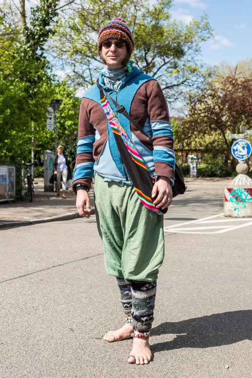 „Ich bin ein Hippie. Das Barfußlaufen ist Teil meiner Kultur. Seit Jahren laufe ich ohne Schuhe - auch im Winter. Solange ich bei frostigen Temperaturen in Bewegung bleibe ist alles okay, die gut durchbluteten Muskeln halten die Füße warm. Wenn ich...