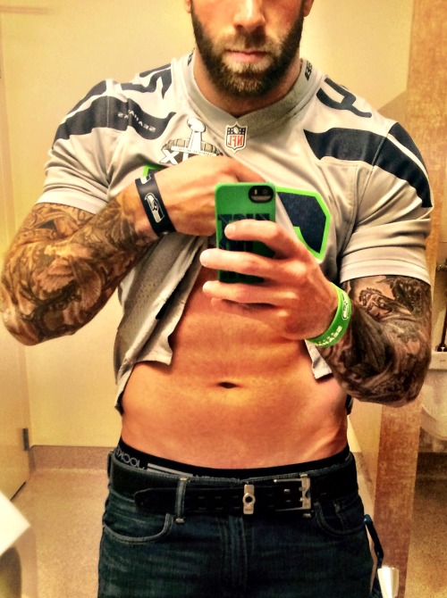 guyswithiphones-nude:  Guys with iPhones http://ift.tt/1bHkUpB