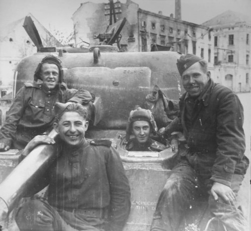 bmashine:Group portrait of the crew of the Soviet tank M4A2(75)W “Sherman” in Vienna.