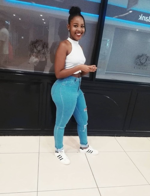 kingjazziedad:  SimplyDelish. GorgeouslySexy. Curvy…..     Ms LuminouslyBright ❤️💛❤️