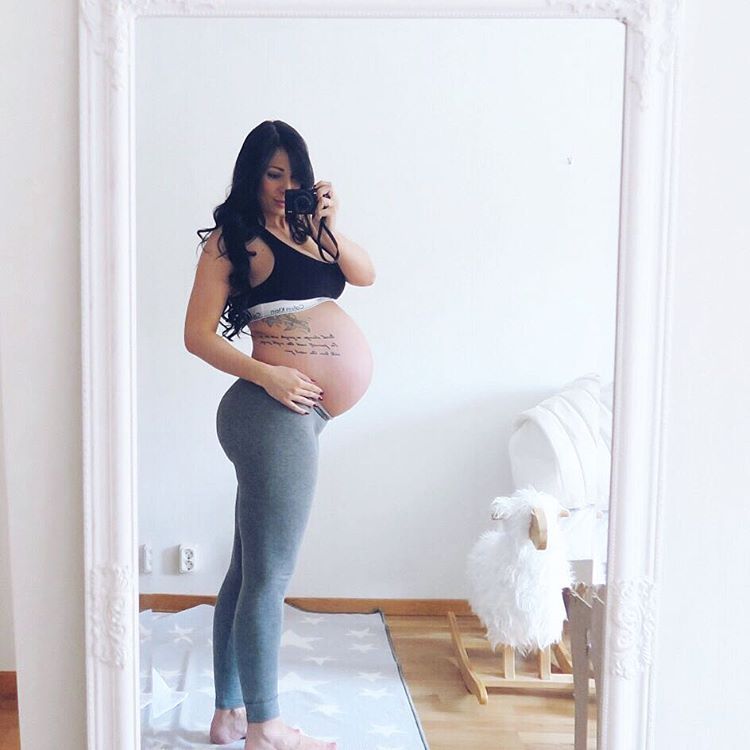 belliusmaximus:  Dat ass and Dat belly.  Wow