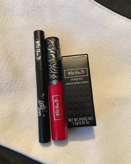 Loving these @katvondbeauty mini&rsquo;s from @lovemebeautyuk Perfect for when I&rsquo;m away or ou