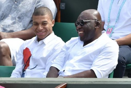 Kylian Mbappé with his father in Roland Garros yesterday  ©️ Abaca