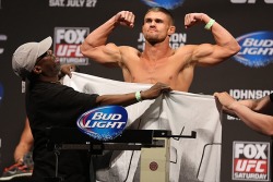 fuckustevepena:  He’s NAKED!!! Daron Jae Cruickshank is an American mixed martial artist formerly competing in the Lightweight division of the Ultimate Fighting Championship 