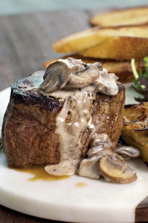 Fonte : Filet Mignon in a Whiskey Pan Sauce with Mushrooms & Potato-Leek Squares d100a20c382a945