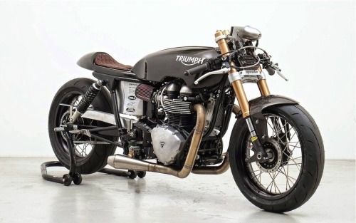 killer-veloccphotoblog:  Long & Low Cafe - Cafe Racers Mag  If re posting leave credits in place please. Posted 25/05/15.
