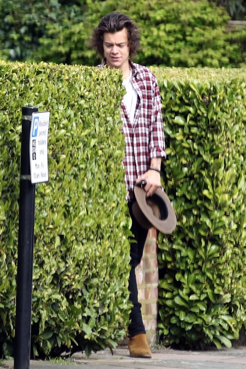 niallhorantheirish:  Harry out in London - April 02, 2014