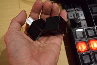 お分かりいただけたでしょうか?これ、電子ブロックのように横12×縦6=72のマトリックス上にフェーダーやノブを、ボタンなどをユーザーが自由に並べると、それがオリジナルのMIDIのコントローラとして使えるという不思議な機材なのです。欲しすぎる