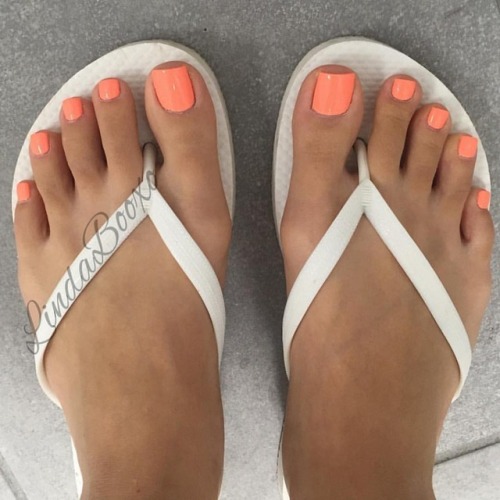 perfectfeetforyou: Follow IG @lindabooxo Gorgeous Woman Pretty Orange Toes !!! Perfect Feet For You 