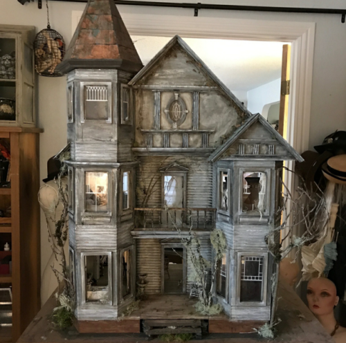 bitchofnovember:peatyrjames:sixpenceee:Abandoned Dollhouses by Juli Steel. Her Instagram is @twisted