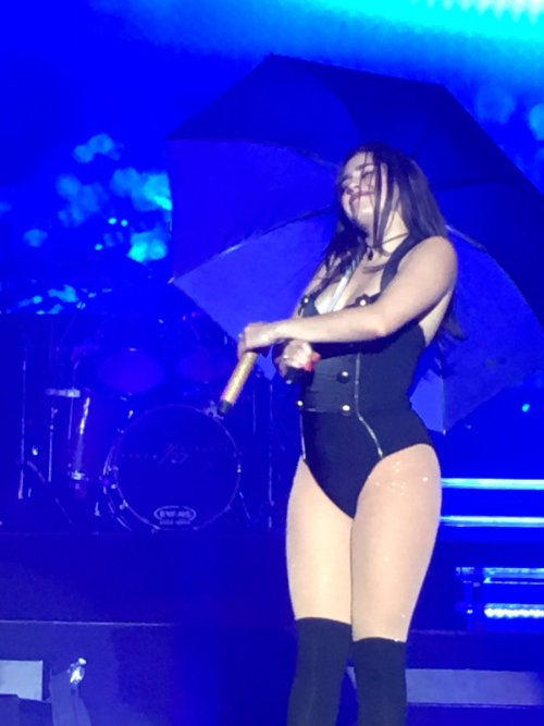 Lauren onstage #727TourChicago