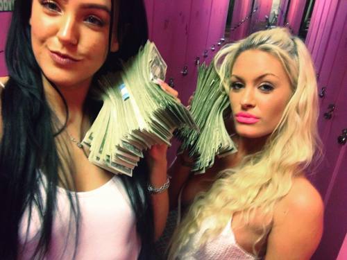 stripper-locker-room:  _queengucci_ & taryn.xonly1