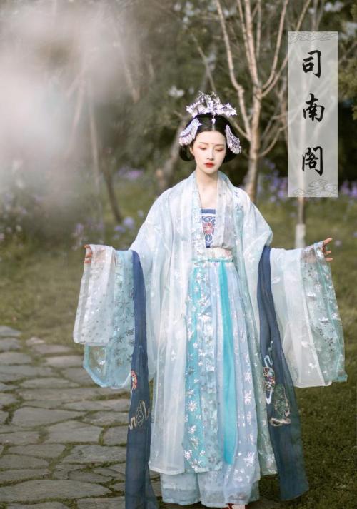 Traditional Chinese hanfu by 司南阁