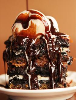 food-porn-diary:  Chocolate Chip Cookie, Oreo, and Fudge Brownie Bar w/Ice Cream and Hot Fudge [1600x2103] 