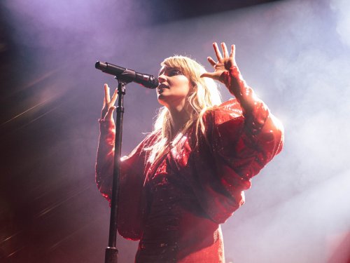 tritonhighlander: CHVRCHES - Manchester O2 Apollo“Lady in Red”source: When The Horn Blows@chvrches @