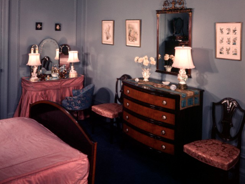 easymomentsandobsession:Bedroom, 1940s.