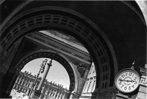 Leningrad, 1931. Photo by Boris Ignatovich.Arch of the General Staff Building. 