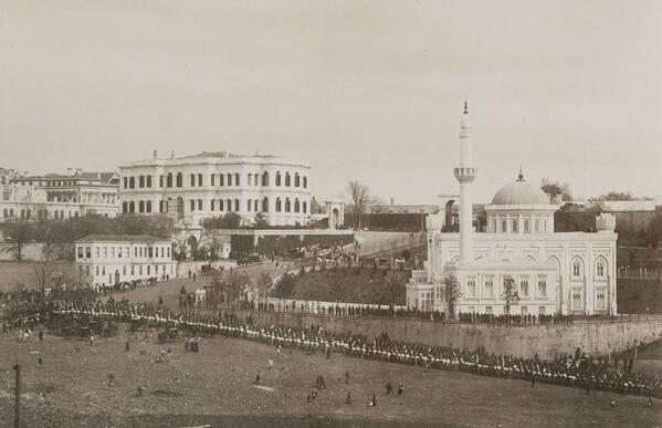 1890'lı yıllarda Yıldız Hamidiye Câmii'nde Cuma Selamlığımız.. Hayırlı Cumalar