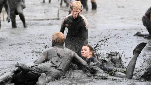 OLIMPÍADAS EN EL BARRO. Los competidores se caen al barro durante un juego en el “Wattoluempia